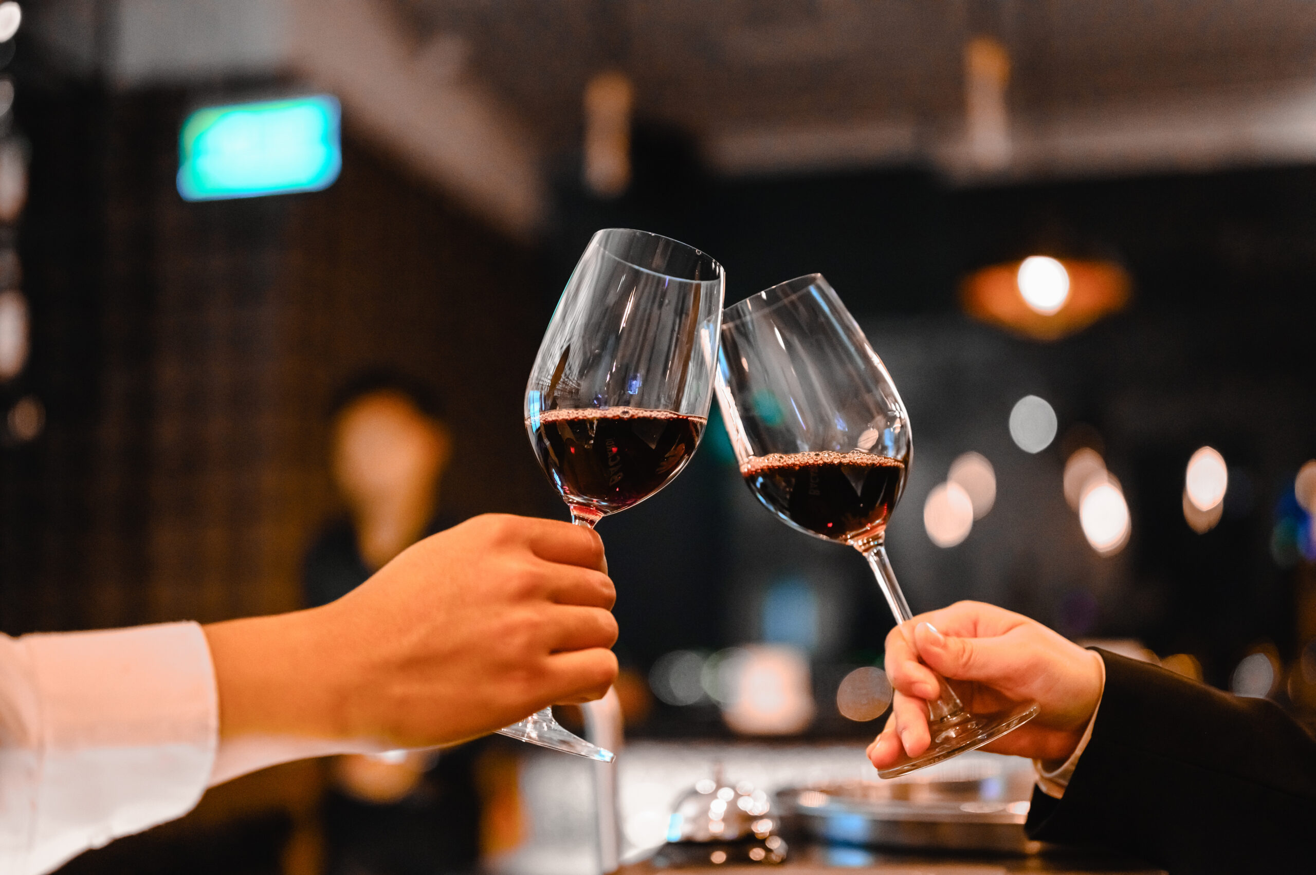 Brindis de dos personas.